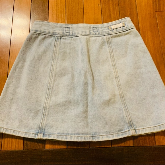 ⭐️ Brandy Melville Bruce Light Denim Skirt - Picture 3 of 6